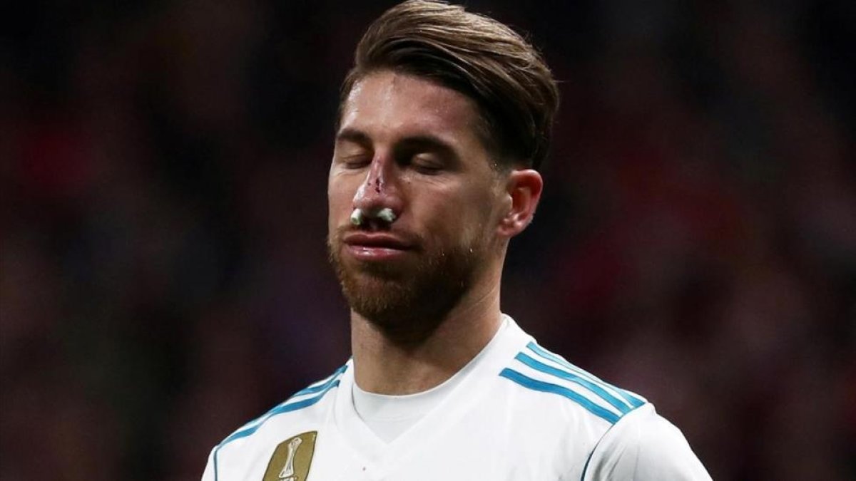 Ramos, con la cara ensangrentada el sábado en el Wanda.-REUTERS / JUAN MEDINA
