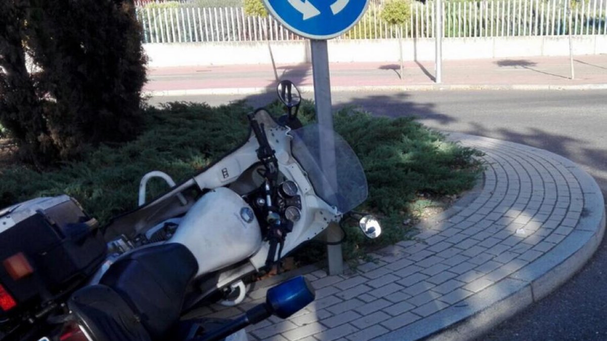 La moto del policía tras el accidente.-@PoliciaVLLTwitter