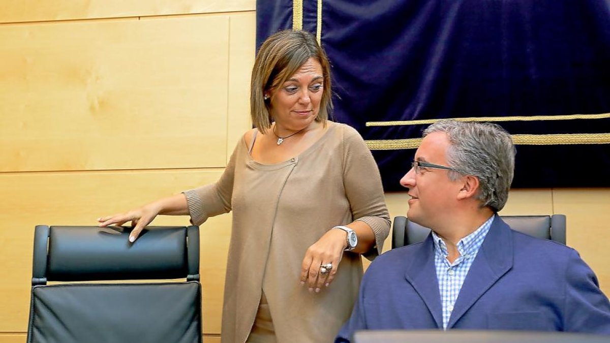 La consejera de Agricultura y Ganadería, Milagros Marcos, charla con Julián Ramos antes de su comparecencia.-ICAL