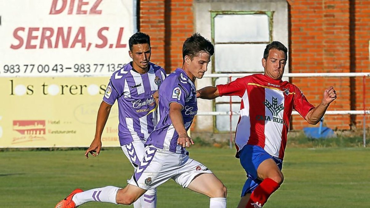 Toni se dispone a chutar en el partido frente al Tordesillas.-PABLO REQUEJO