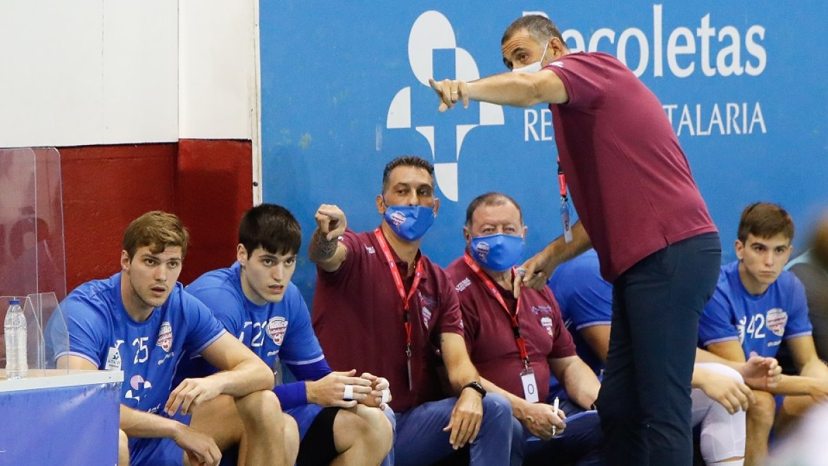 David Pisonero intenta corregir sobre la marcha durante un partido de Liga de esta temporada. JM. LOSTAU