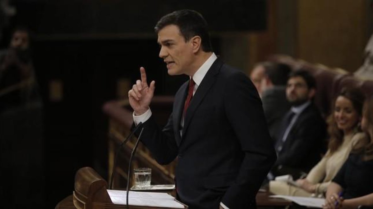 Pedro Sánchez, durante el debate de investidura en el Congreso.-JOSÉ LUIS ROCA