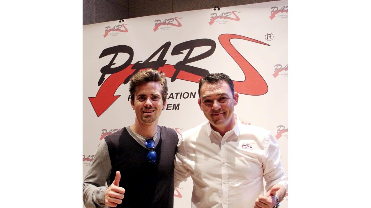 Nico Terol y David Martínez en la presentación del traje para motociclistas.-J. L. CABRERO