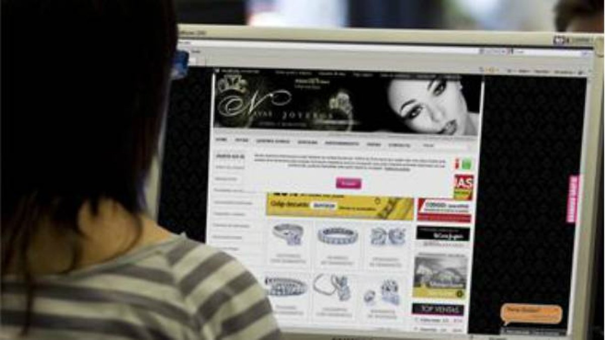 Internauta delante de la página web de Twitter.-Foto: ATLAS
