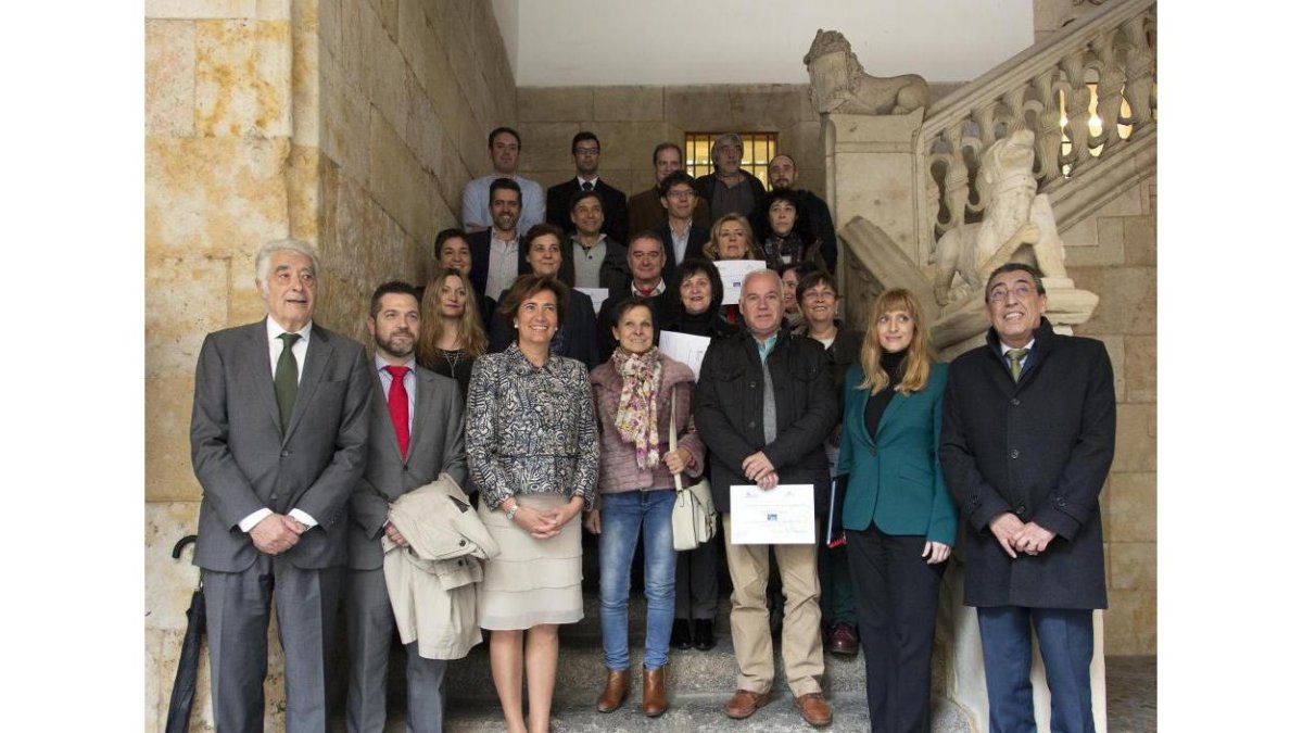 La consejera de Cultura y Turismo, María Josefa García Cirac, y la presidenta del Gremio Regional de Libreros de la Comunidad, Pilar Pérez-Canales, presentan el distintivo 'Librería de Referencia Cultural'. En la imagen la foto de grupo de autoridades jun-ICAL