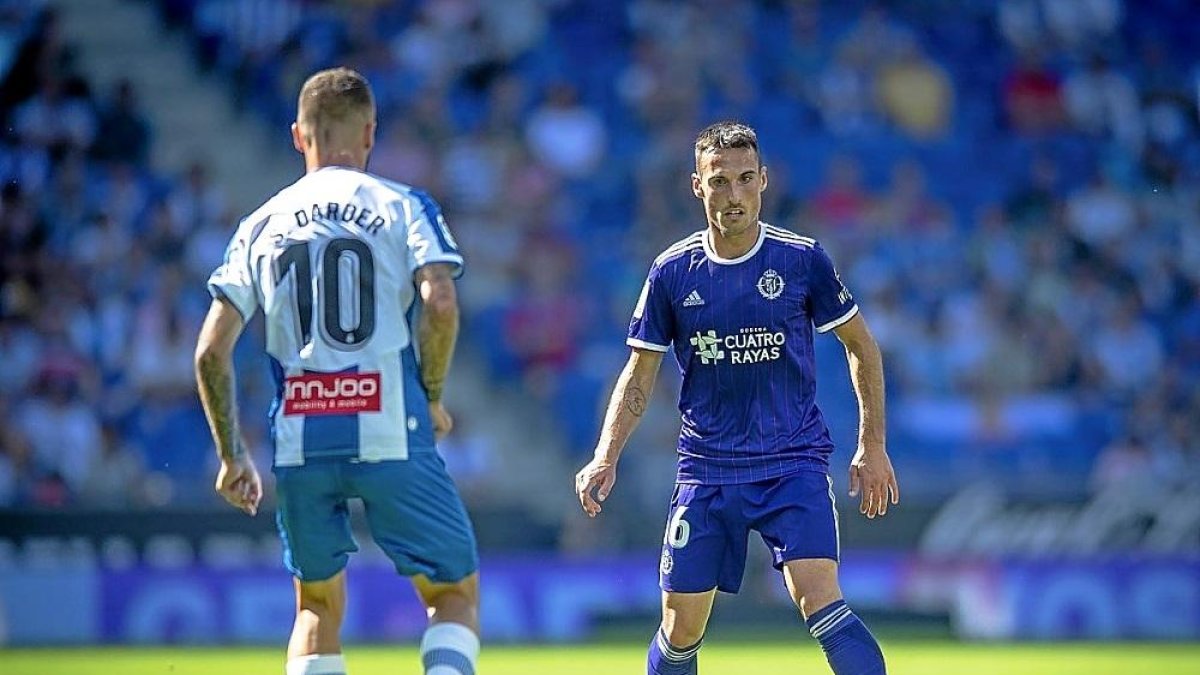 San Emeterio busca una línea de pase en presencia de Darder, durante el Espanyol-Real Valladolid.-D.V.