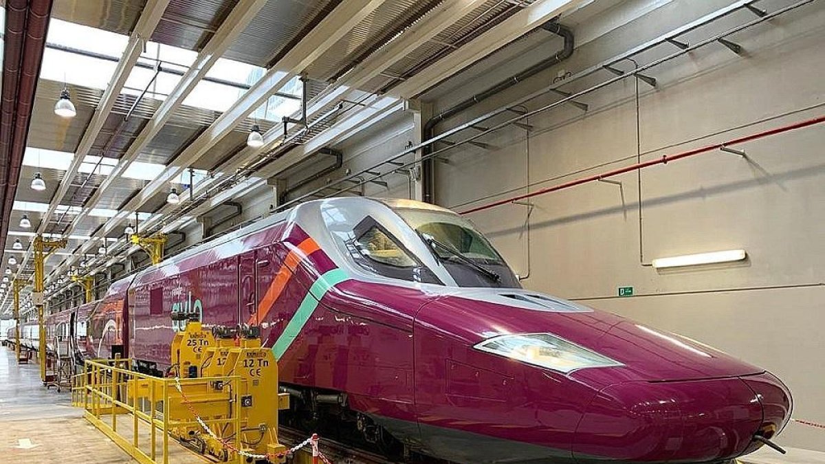 El AVE ‘low cost’, AVLO, que ya se encuentra en los nuevos talleres de Renfe en Valladolid donde se trabaja en su adaptación.-E.M.