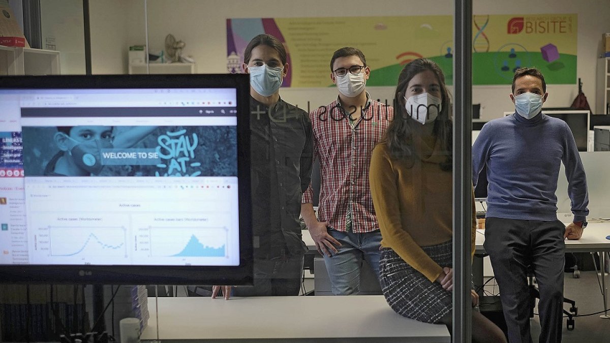 Investigadores del grupo BISITE en las instalaciones de la Universidad de Salamanca. / ENRIQUE CARRASCAL
