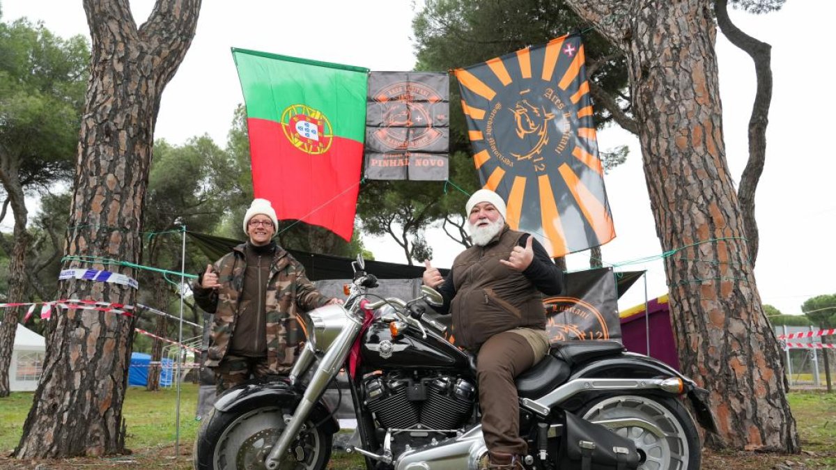 Vítor Cardozo y Ana Alberto, procedentes de Setúbal, en la concentración motera de Pingüinos 2024. -J.M. LOSTAU