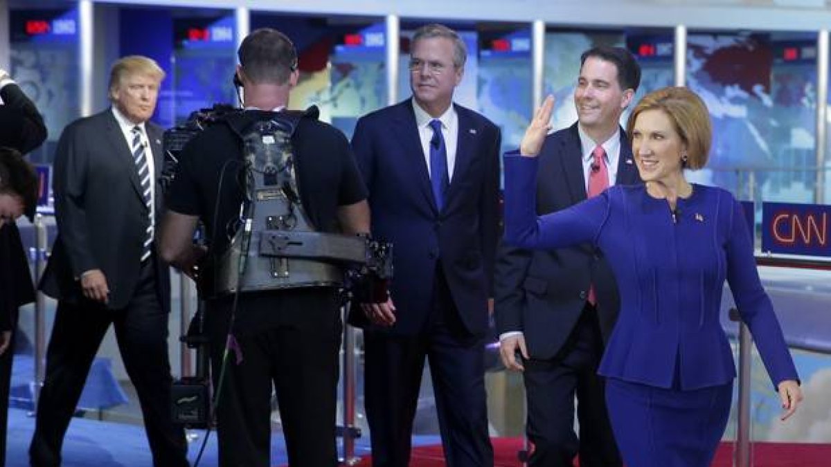Carly Fiorina saluda a su llegada al plató, seguida por Scott Walker, Jeb Bush y Donald Trump.-AP / CHRIS CARLSON