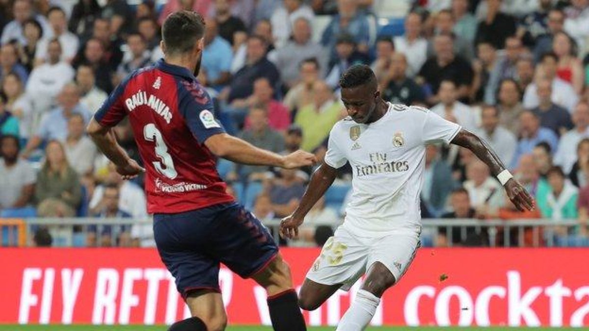 El madridista Vinicius dispara en la jugada del 1-0 ante Osasuna.-