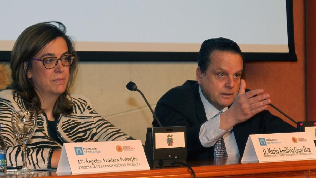 La presidenta de la Diputación de Palencia, Ángeles Armisén, y el presidente del Consultivo, Mario Amilivia, en la inauguración de la Jornada 'El Consejo Consultivo y las entidades locales'.-ICAL