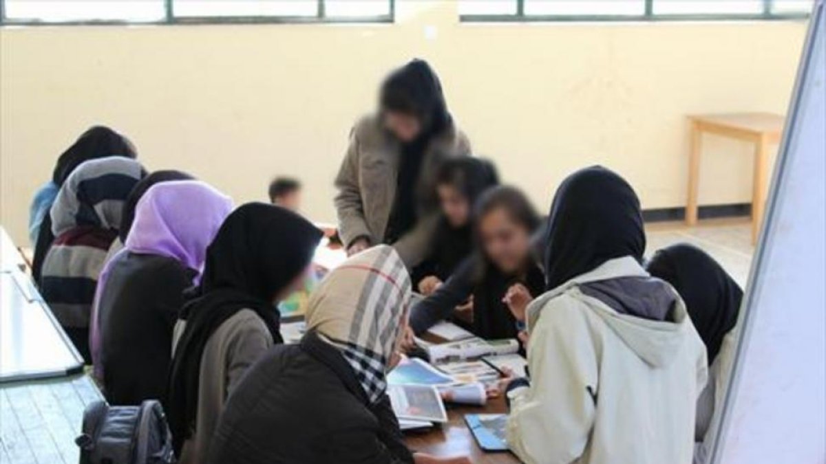 Alrededores del campamento de refugiados de Schisto (Atenas) .-PARASTOU HOSSAINI / ARISTEA PROTONOTARIOU