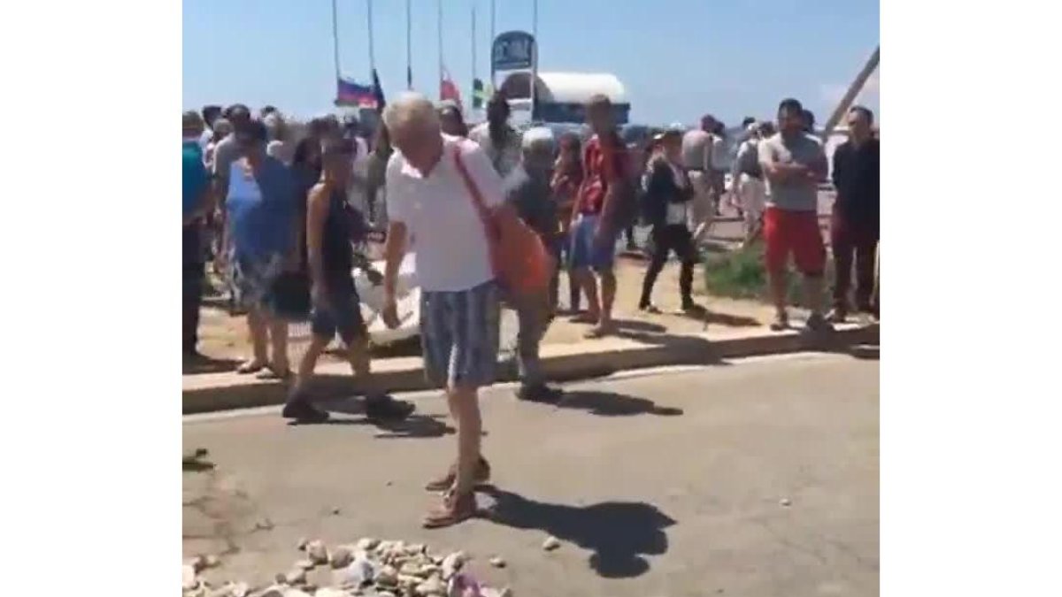 La reacción ante el lugar donde cayó abatido el terrorista de Niza.-