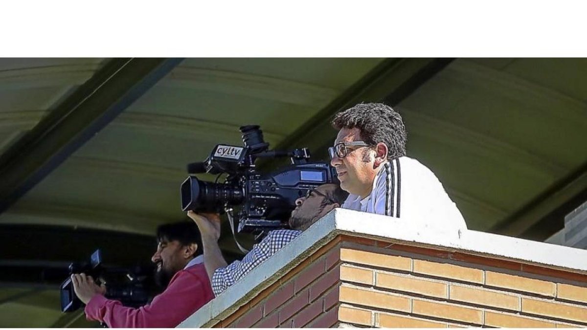 Juan Carlos Pérez, en la tribuna de prensa de Pepe Rojo, visionando un partido. / PHOTOGENIC
