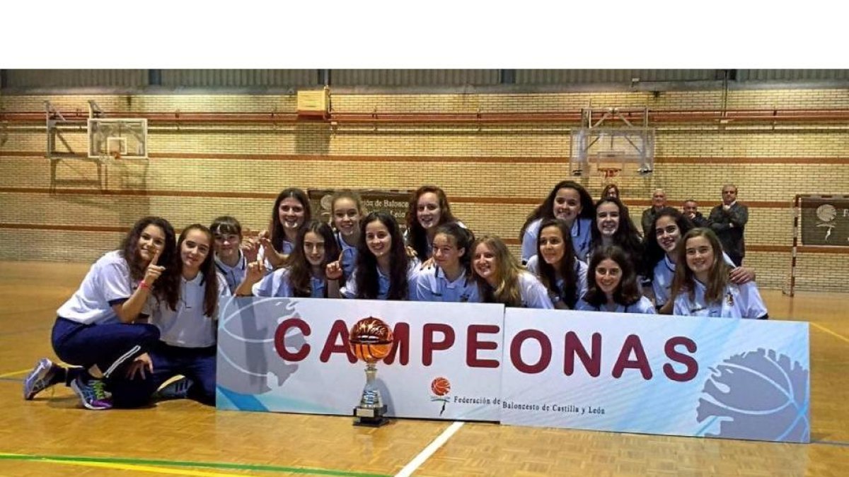 Las jugadores infantiles del UVa-Ponce posan con la copa de campeonas de Castilla y León.-EL MUNDO