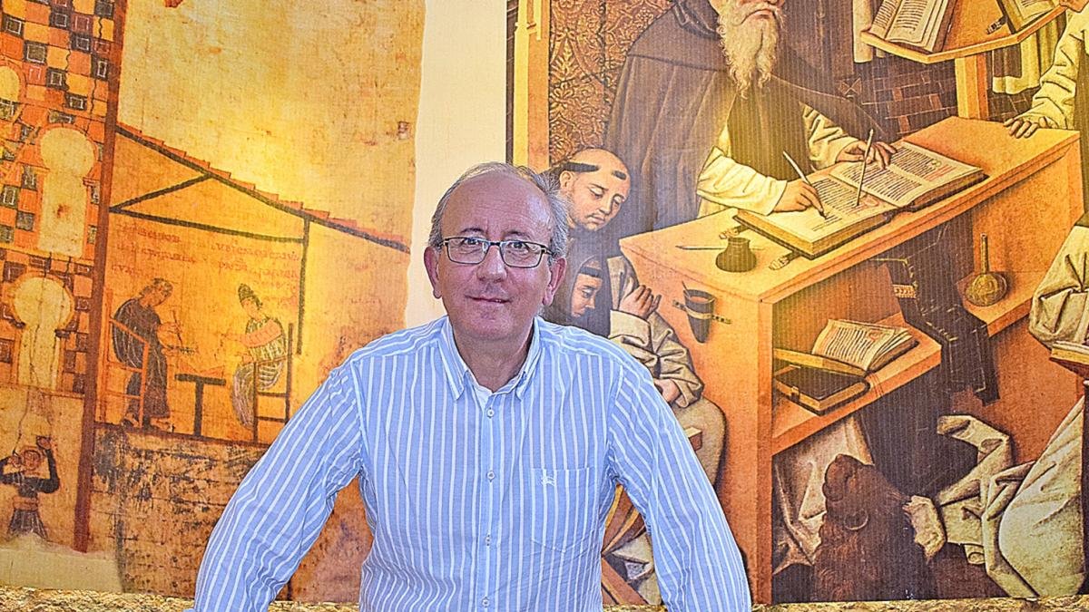 Fernando Regueras, en el Centro de Interpretación de los Beatos de Tábara (Zamora), ante el original ampliado, y una moderna adaptación pictórica del ‘scriptorium’, que hubo en ese mismo lugar hace un milenio.-ARGICOMUNICACIÓN