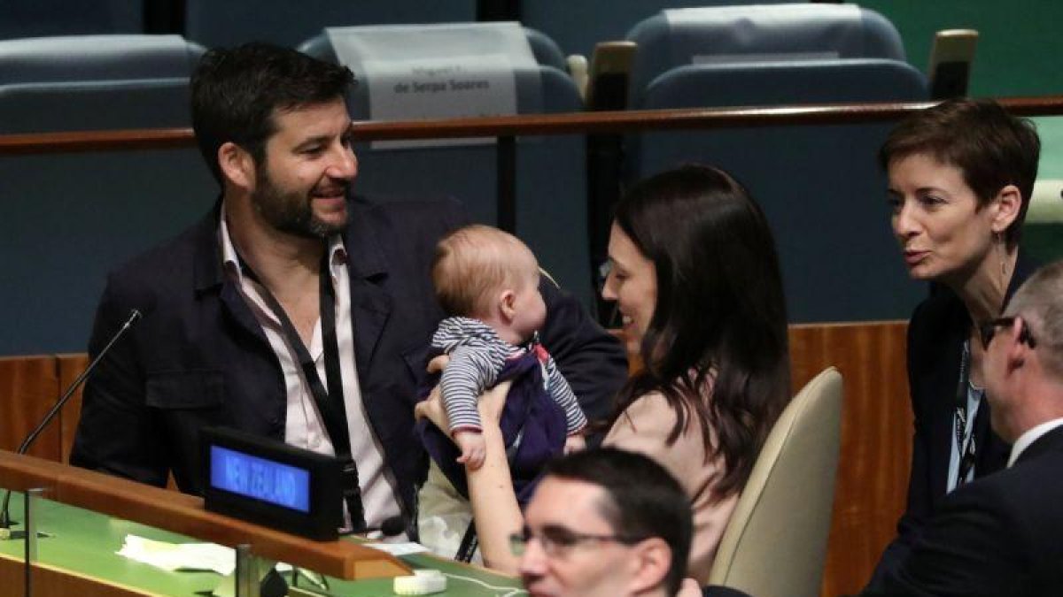 La primera ministra de Nueva Zelanda, Jacinda Ardern, sosteniendo a su bebé.-CARLO ALLEGRI (REUTERS)