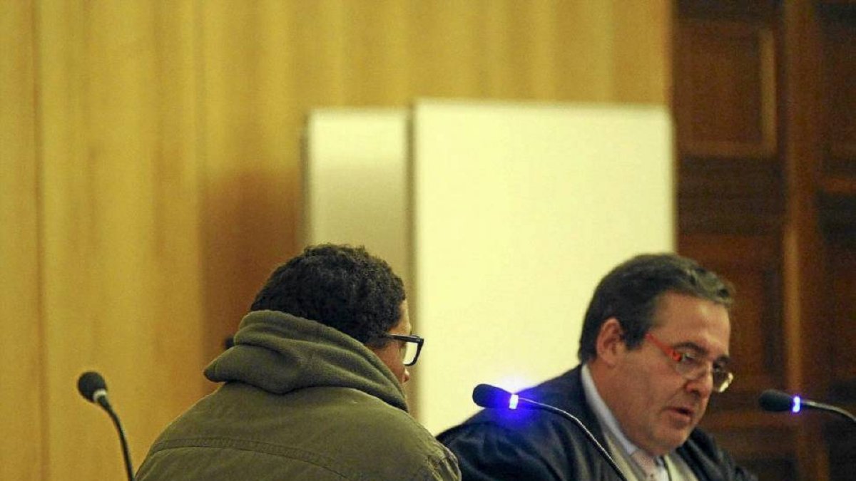El acusado de copiar tarjetas de crédito en una gasolinera de Valladolid (I), junto a su abogado en el juicio celebrado en la Audiencia Provincial-Ical