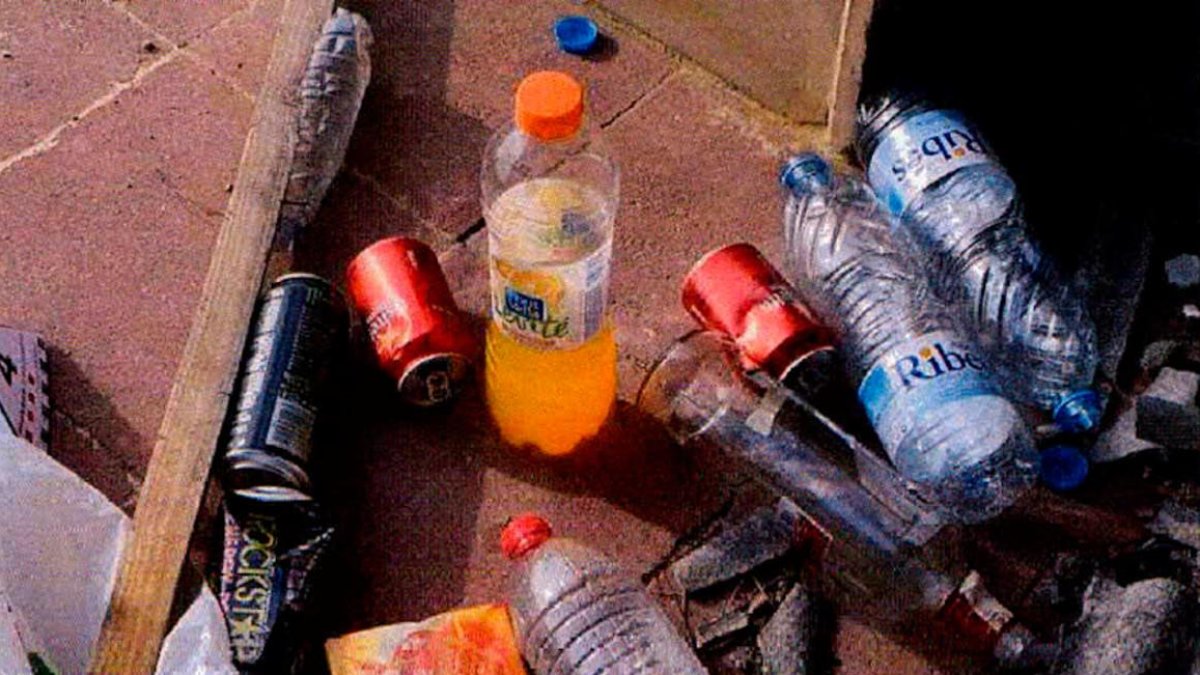 La botella de vodka, entre otros restos dejados por los terroristas. /-EL PERIÓDICO
