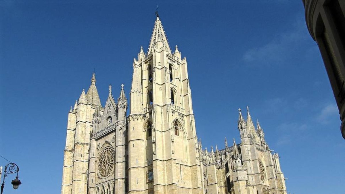 LAS CATEDRALES, REGISTRADAS EN ESTA ÉPOCA. Algunas de las joyas patrimoniales más emblemáticas de Castilla y León fueron inscritas por la Iglesia como suyas en esta época y por la vía que permitía la Ley Hipotecaria de entonces: con solo un certificado eclesiástico. Esto sucedió con las catedrales de León y de Burgos, pero también con otros bienes, como el Palacio Episcopal de Astorga.  
 / IMAGEN: ICAL