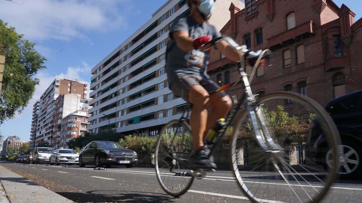 Un joven circula por la Avenida Isabel La Católica. / ICAL