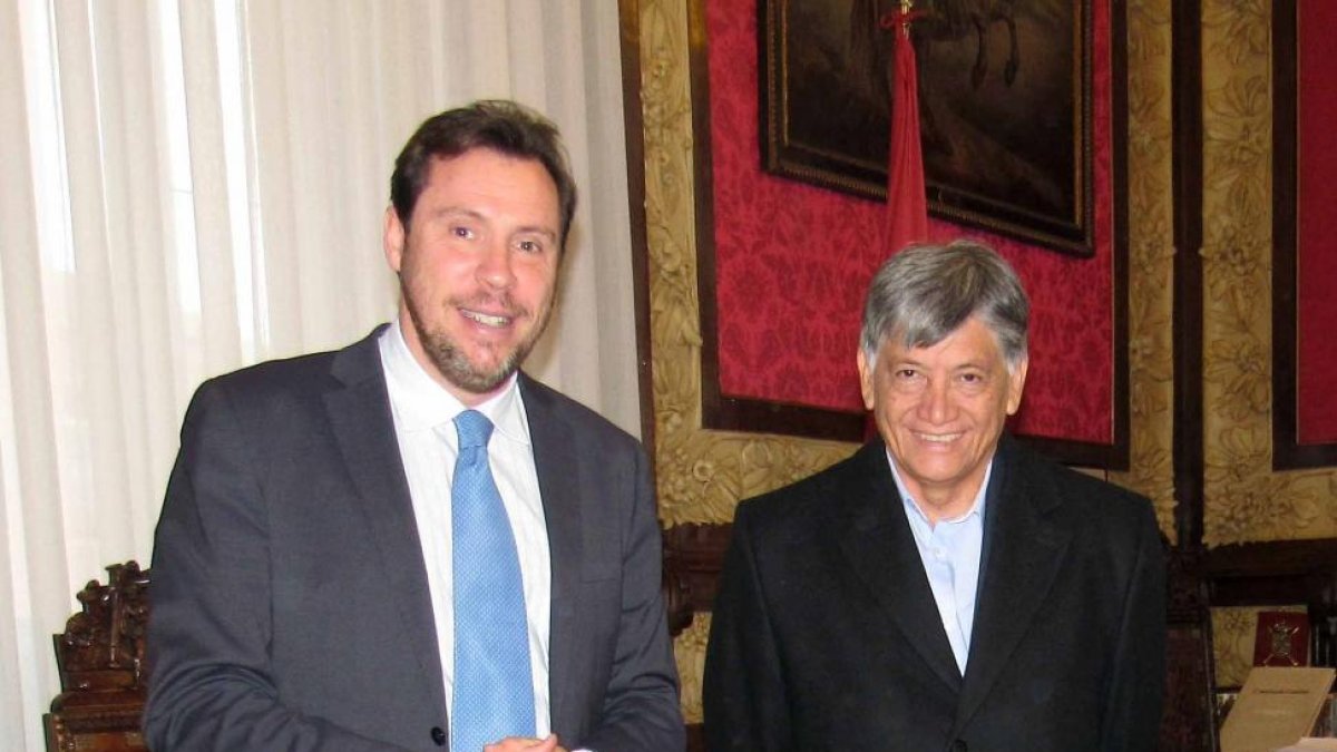 El alcalde de Valladolid, Óscar Puente, recibe al embajador de Ecuador en España, Miguel Calahorrano-Ical