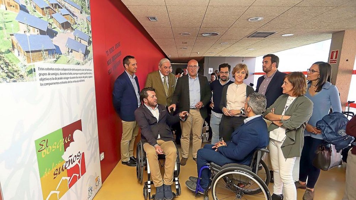 Jesús Julio Carnero, Isabel García Tejerina y José Ángel Alonso en su visita a Aspaym.-ICAL