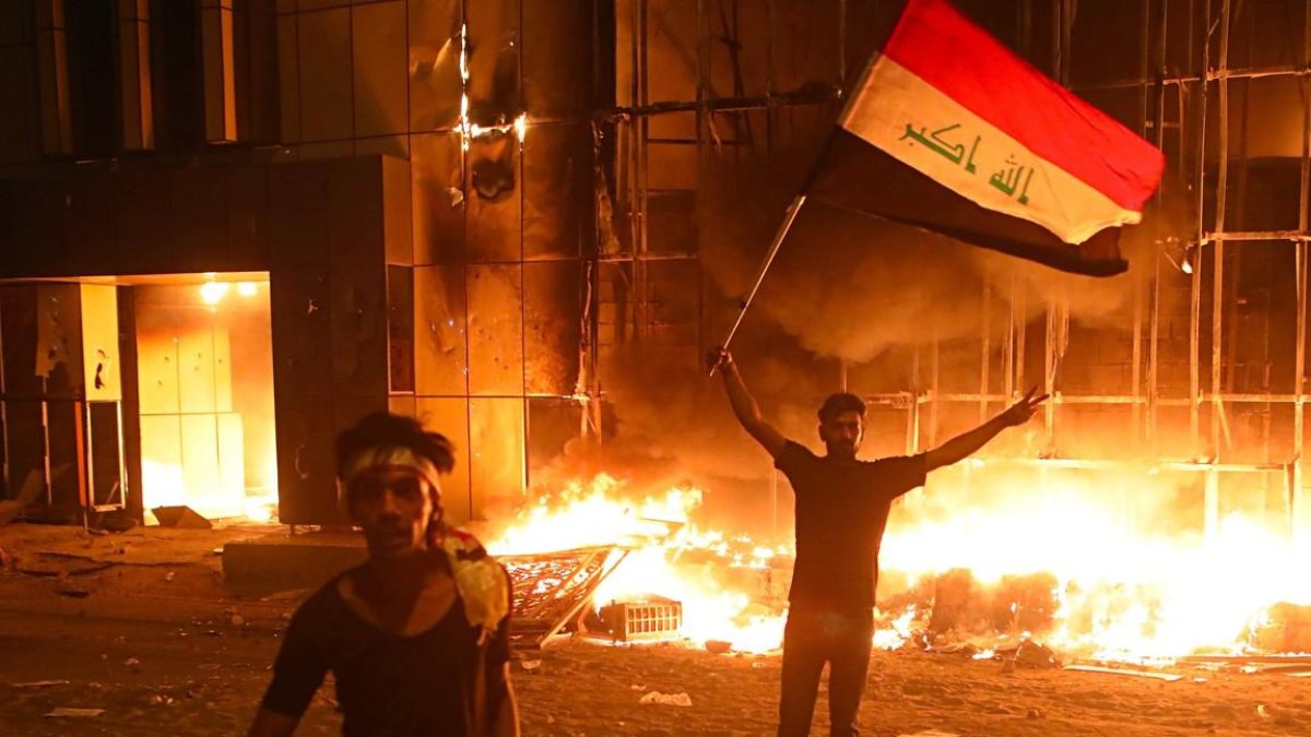 Manifestantes en Basora (Irak) durante las protestas contra las autoridades.-NABIL AL JURANI / AP