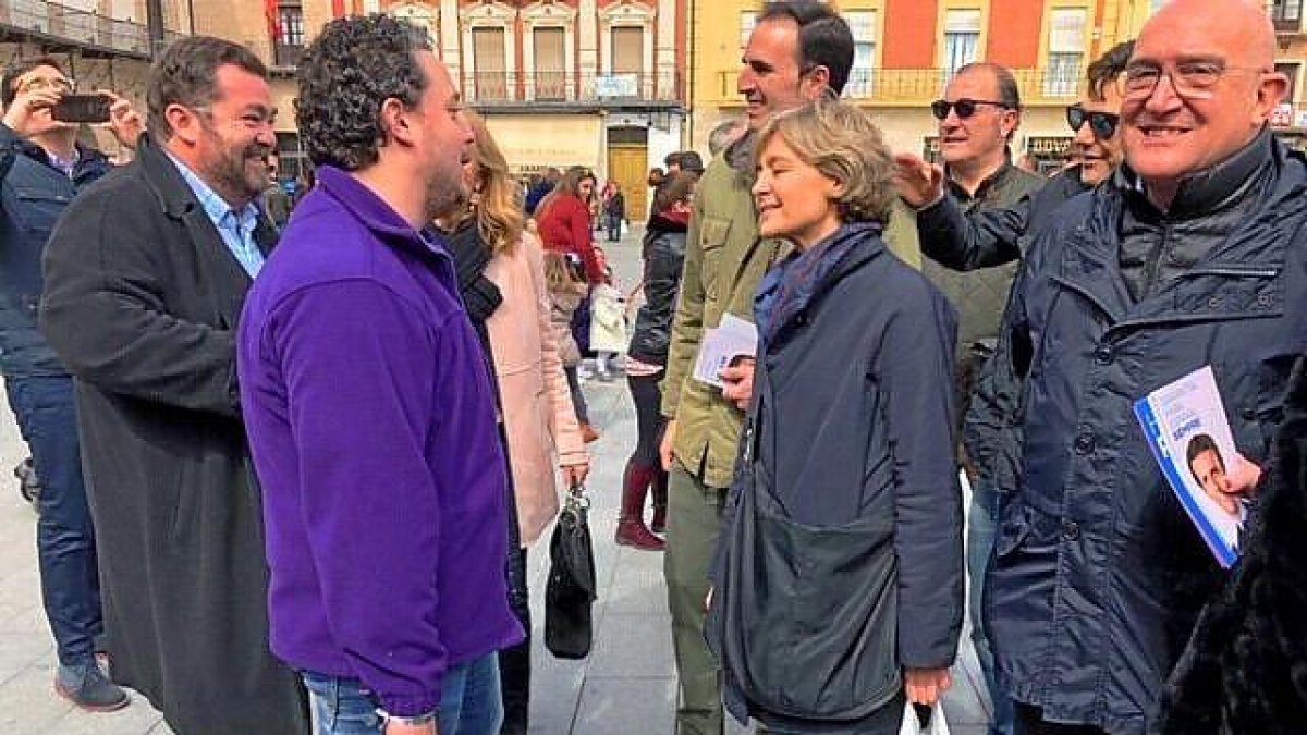Isabel García Tejerina, acompañada de Jesús Julio Carnero, durante su visita a Medina del Campo-E.M.