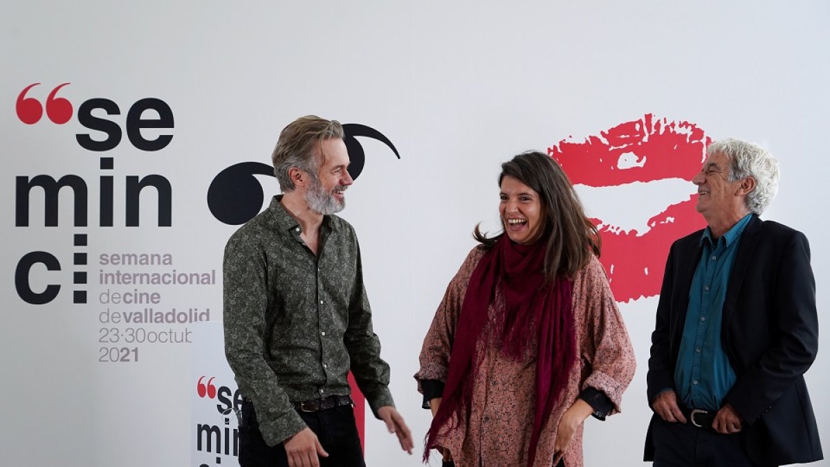 La directora de la película de Sección Oficial ‘Viaje a alguna parte’ Helena de Llanos junto a los actores Tristán Ulloa y Óscar Ladoire.- ICAL