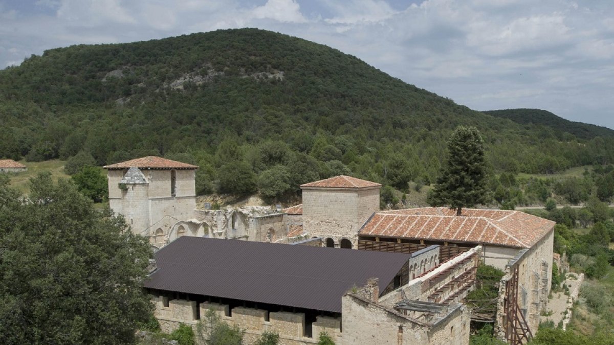 Monasterio de San Pedro de Arlanza, en ruinas desde que perdió su poder y recursos por la desamortización de Mendizábal. Es considerado la cuna de Castilla por su vinculación con el ‘buen conde’ Fernán González.  / I. L. MURILLO