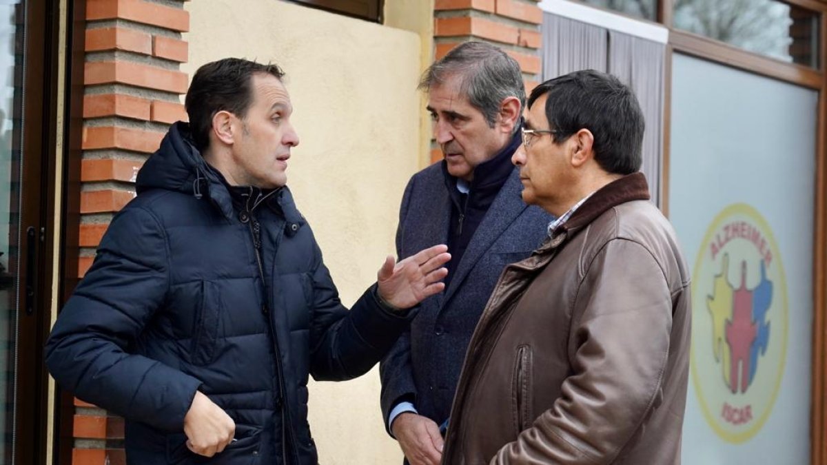 El presidente de la Diputación de Valladolid, Conrado Íscar, durante la visita a las instalaciones de la Asociación de Familiares de Enfermos de Alzheimer. - E.M.