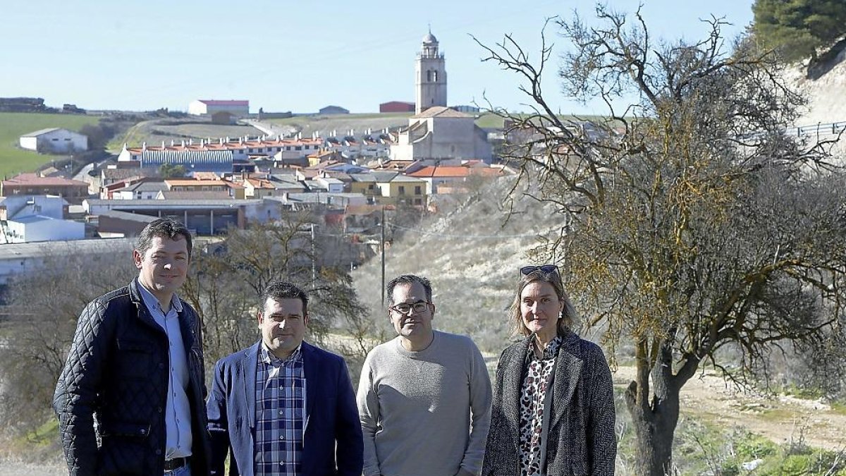 Jaime Fernández, Eduardo Fernández, David Larrión y Silvia del Río en la localidad vallisoletana de Ciguñuela.-J. M. LOSTAU