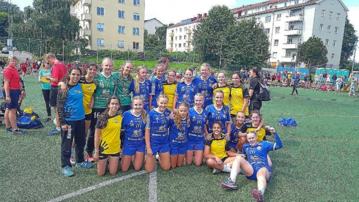 Las jugadoras del BMDelicias (amarillo) posan con sus rivales.-EL MUNDO