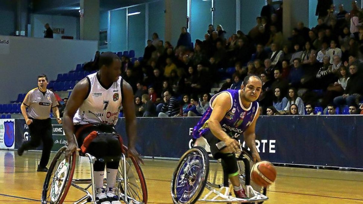 Prieto dirige el balón ante la mirada de un rival del Bilbao.-E.M.