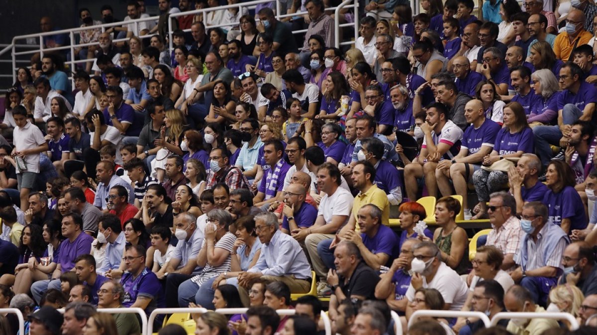 El público llenó las gradas inferiores de Pisuerga en el duelo del pasado viernes ante Estudiantes. / J. M. LOSTAU