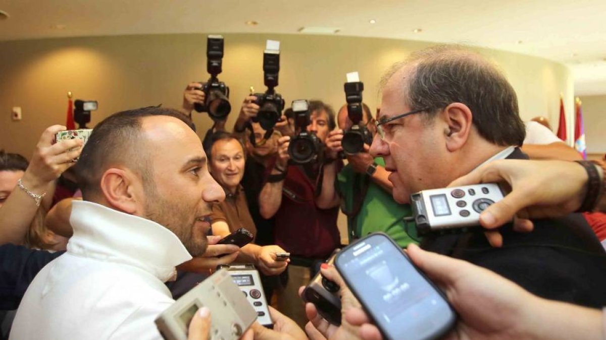 Juan Vicente Herrera conversa con un minero tras ser reelegido Presidente de la Junta de Castilla y León-ICAL