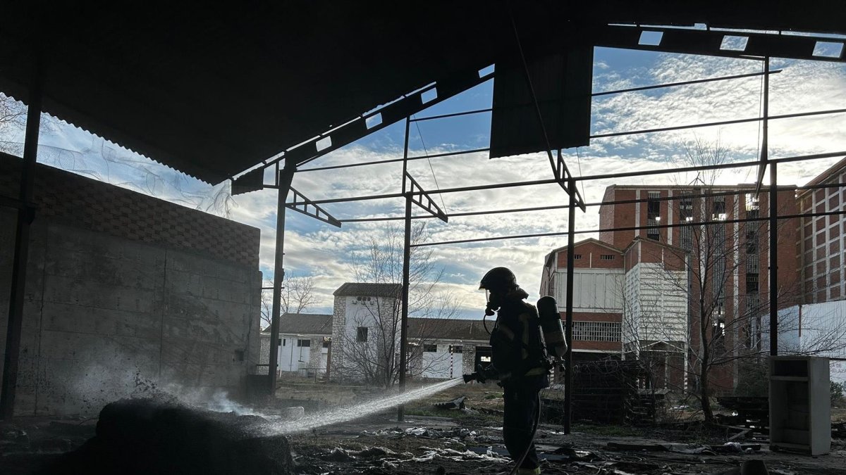 Bomberos de la Diputación sofocan el incendio. E.P.