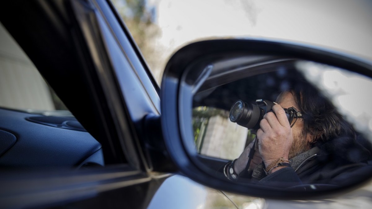 El trabajo de los detectives se está centrando en que los empleados en baja no se salten el confinamiento . A.D. LOLLI