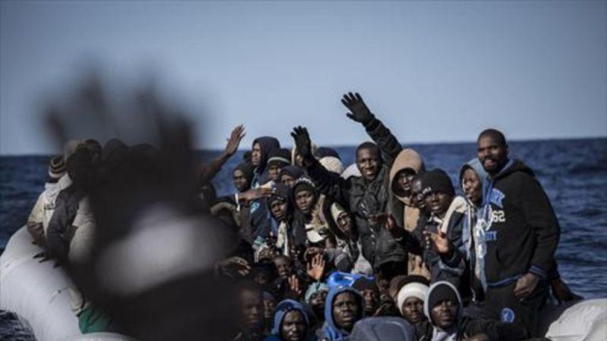 Un grupo de africanos, rescatados en alta mar por la oenegé Proactiva Open Arms.-AP