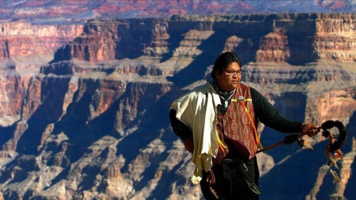 Indio en el parque del Gran Cañón del Colorado desde el acantilado oeste.-JAVIER JUBIERRE