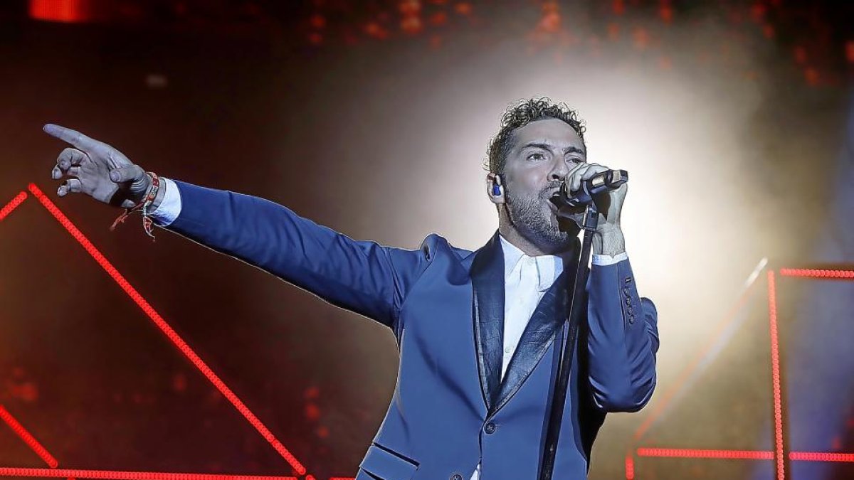 David Bisbal en un momento de su actuación en la plaza de Toros de Arroyo. E.M.