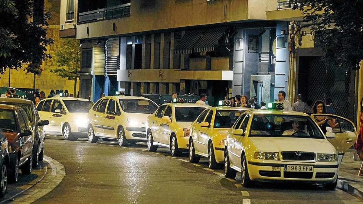 Parada de taxis de la plaza del Poniente durante la noche.