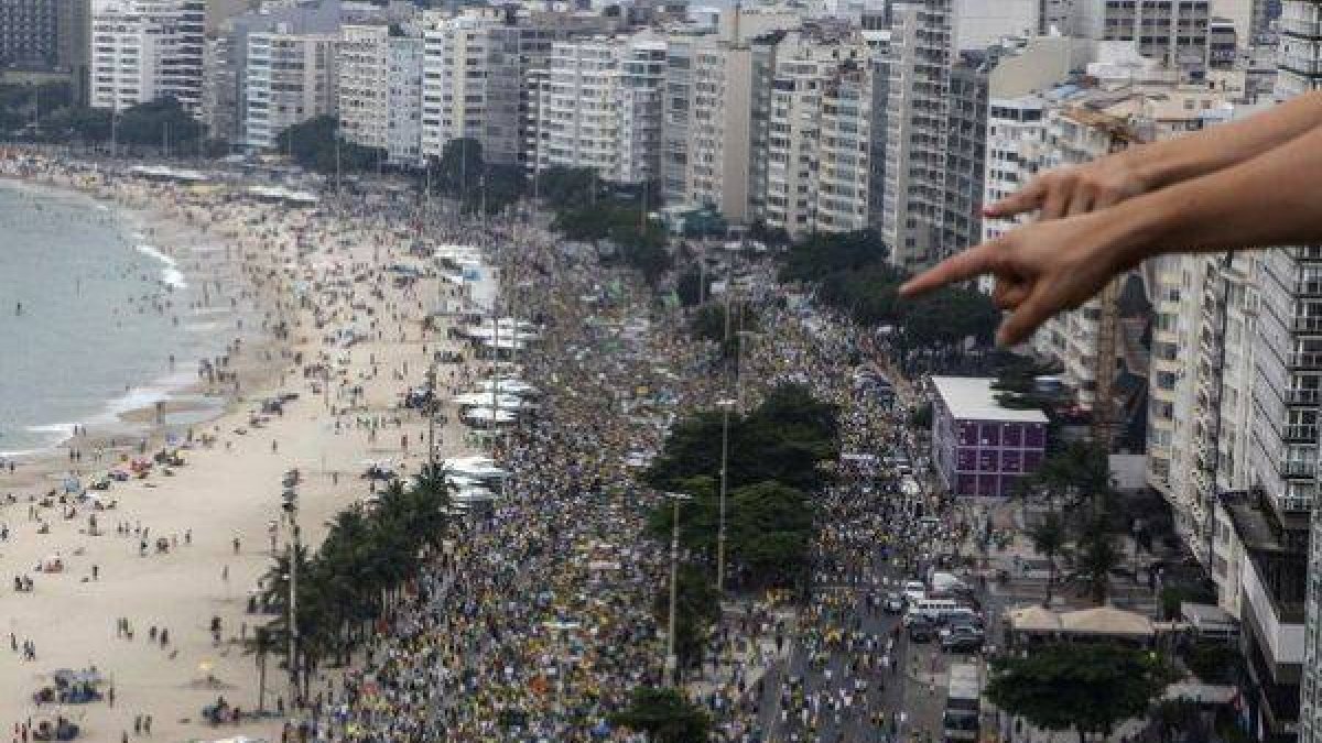 Miles de personas participan en una manifestación contra la presidenta brasileña, Dilma Rousseff, este  domingo 15 de marzo del 2015, en la playa de Copacabana en Río de Janeiro.-Foto: ANTONIO LACERDA / EFE