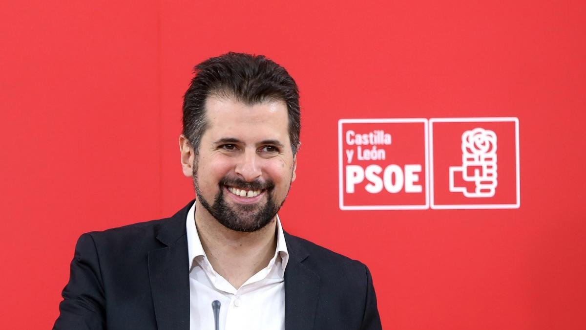 El secretario general del PSOECyL y portavoz en las Cortes, Luis Tudanca, informa del contenido de la reunión que mantiene con el presidente de la Junta.-MIRIAM CHACÓN / ICAL