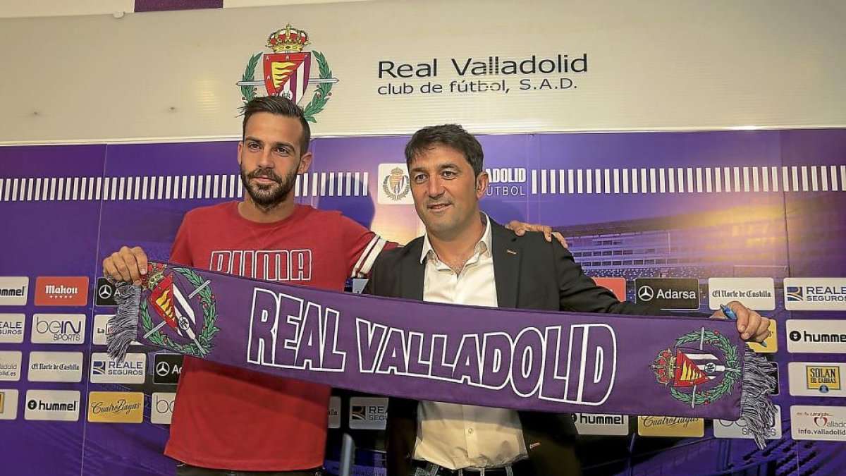 El central Alberto Guitián y el director deportivo Braulio Vázquez, antes de la rueda de prensa.-BALCAZA