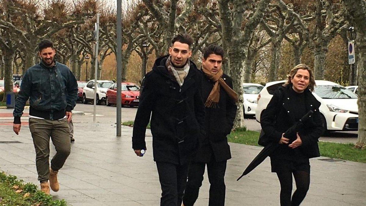 Llegada de los exjugadores de la Arandina CF a la sesión en la que se ha dado a conocer su sentencia.-EUROPA PRESS.