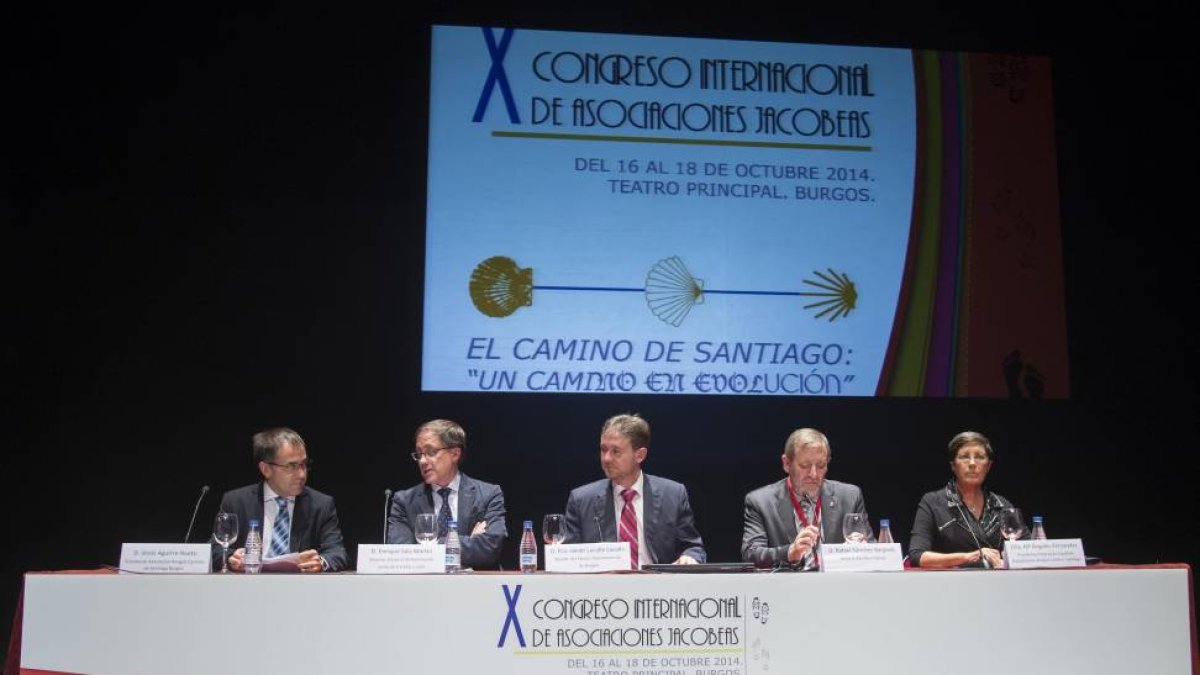 (I a D) El presidente de la Asociación de Amigos del Camino de Santiago de Burgos, Jesús Aguirre; el director general de Patrimonio, Enrique Sáiz; el alcalde de Burgos, Javier Lacalle; el gerente de Xacobeo Galicia, Rafael Sánchez; y la presidenta de la F-Ical