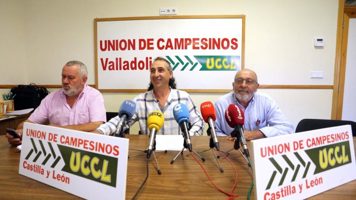 El coordinador general de UCCL, Jesús Manuel González Palacín, informa sobre los actos de protesta que se llevarán a cabo en Madrid para reclamar mejoras en sanidad animal y en la gestión de la fauna silvestre.-ICAL